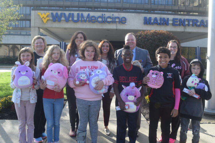 Bellaire Elementary Students Help Comfort Breast Cancer Patients